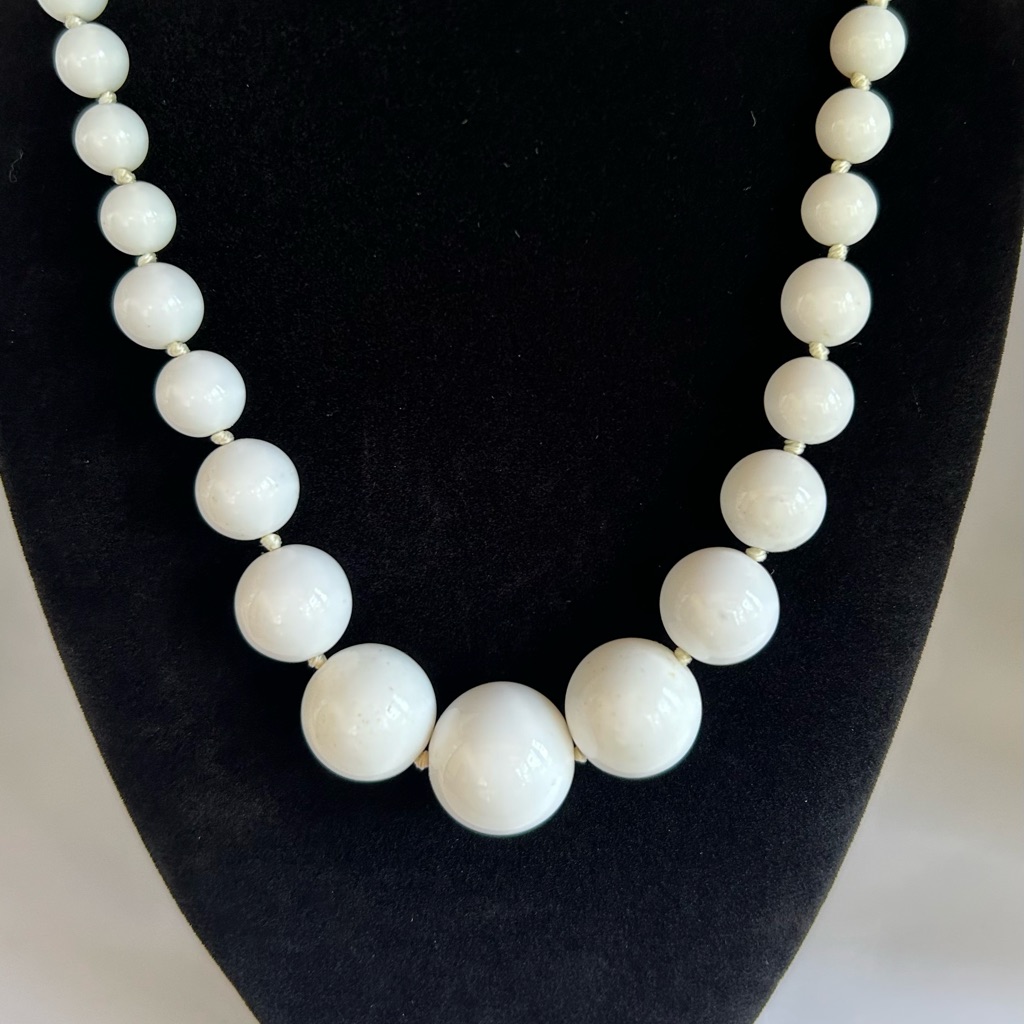 Vintage Mid-Century White Graduated Chunky Beaded Necklace Made In Japan 14”+4”